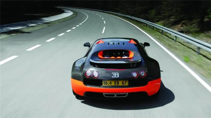 Bugatti Veyron Super Sport вид сзади