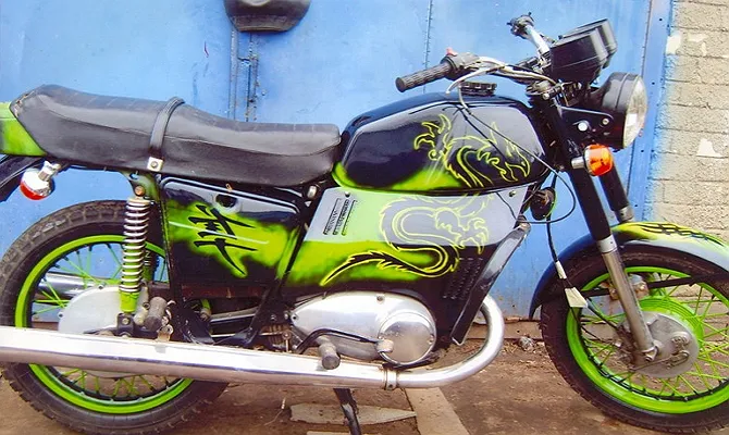 На фото - перекраска мотоцикла ИЖ Юпитер-5 в новый цвет