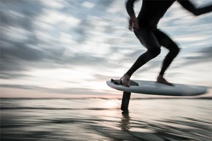Изображение серфинга на гидровоил серфборде