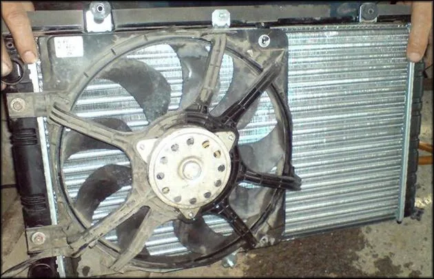 Вентилятор закреплён на радиаторе