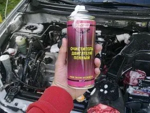 На фото показано, чем и как мыть двигатель автомобиля, rusautolack.ru