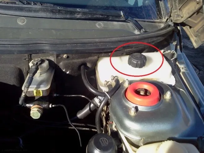 Расширительный бачок охлаждающей жидкости под капотом автомобиля ВАЗ-2110