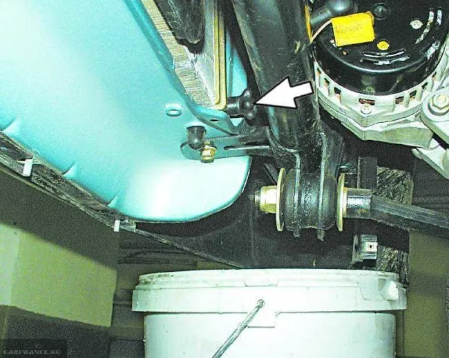 Сливная пробка радиатора охлаждения двигателя в ВАЗ-2110 и пластиковое ведро для старого тосола