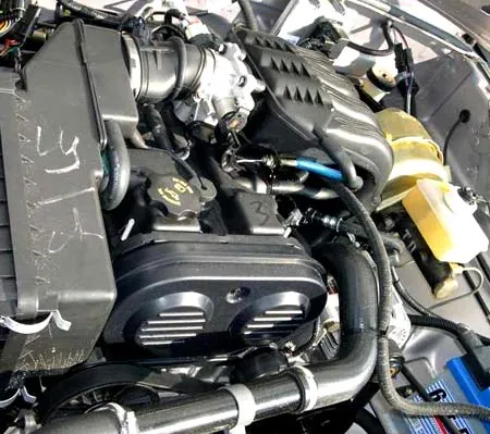 двигатель Chrysler 2.4 L под капотом 