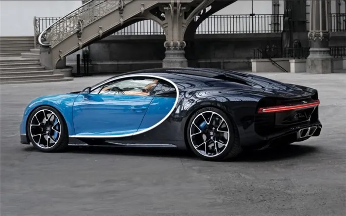 Вид сбоку Bugatti Chiron