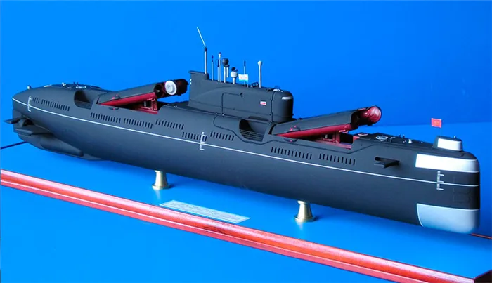 Модель подводной лодки проекта 651 с открытыми пусковыми установками крылатых ракет