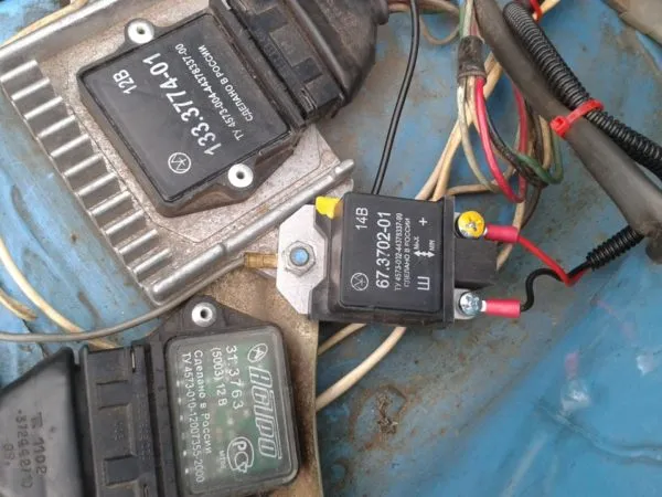 Почему загорается индикатор батареи на приборной панели и что с этим делать