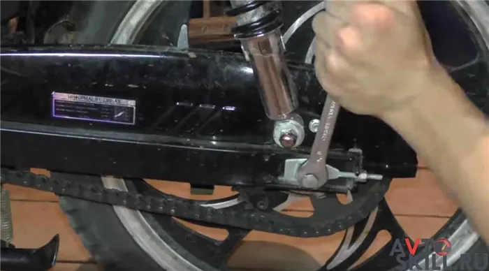 Как растянуть цепь на мотоцикле Alfa - пошаговое описание