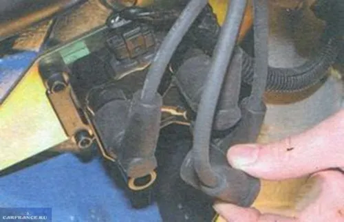 Демонтаж проводов с катушки зажигания ВАЗ-2114