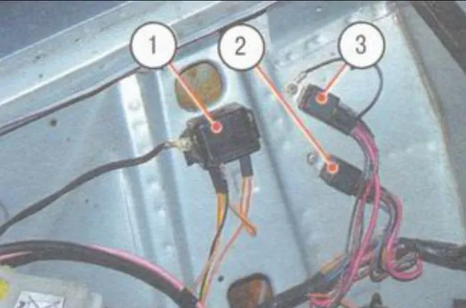 Так расположены реле Ваз 2106 в подкапотном пространстве:1 - реле сигнализатора заряда аккумуляторной батареи; 2 - реле включения дальнего света фар; 3 - реле включения ближнего света фар.