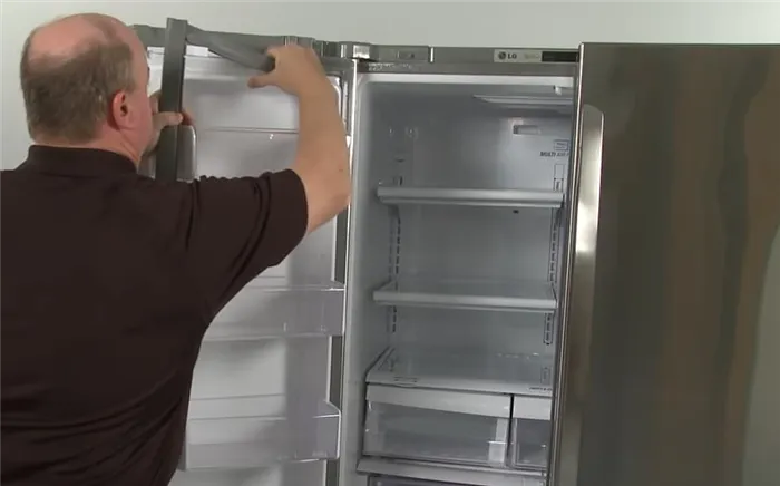 Снимите уплотнение дверцы холодильника LG.