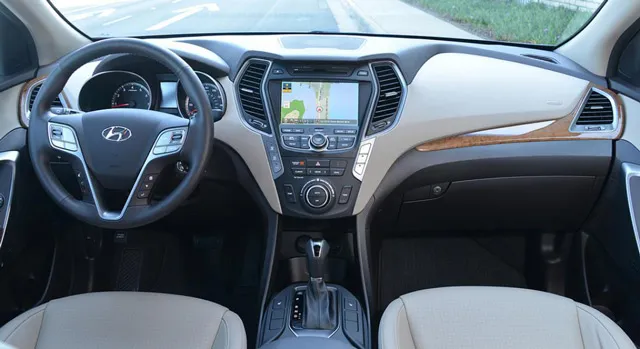 Салон автомобиля Hyundai Santa Fe отличается наличием системы масса в водительском кресле и вместительным багажником