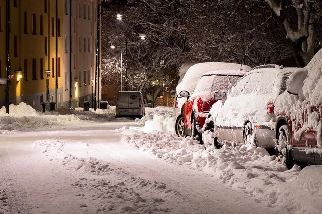 Ночь, снег и машины