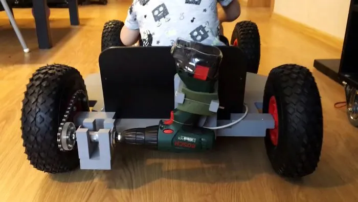 Как построить электромобиль для детей с помощью фанеры и отвертки