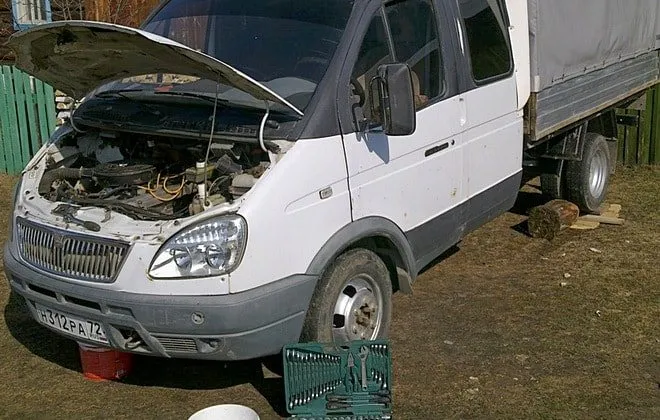 Автомобиль ГАЗ с мотором ЗМЗ-406