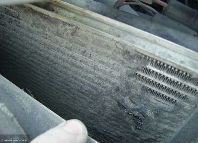 Забитые соты радиатора охлаждения двигателя ВАЗ-2114