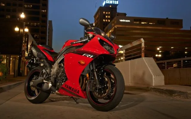 Стильный и современный мотоцикл Yamaha R1