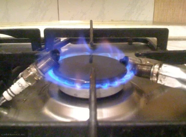 Прокаливание свечей зажигания на газовой плите