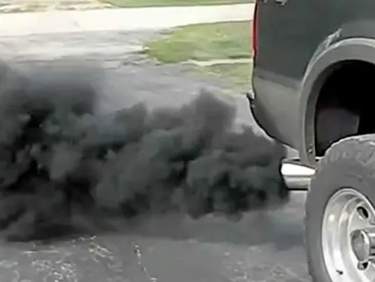 Черный выхлоп из дизельного двигателя вашего автомобиля
