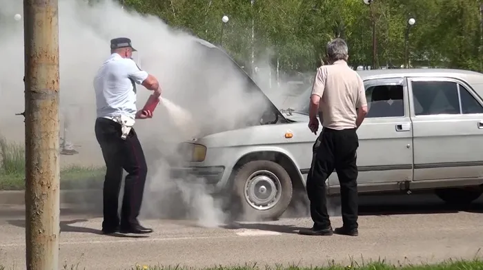 Кипящий электролит может стать причиной пожара в автомобиле / Фото: mvdmedia.ru