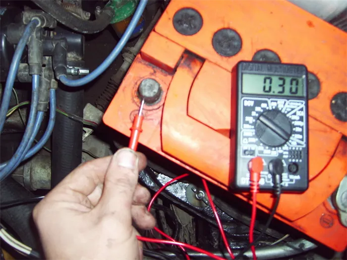 Сколько вольт генератор должен подавать на аккумулятор?