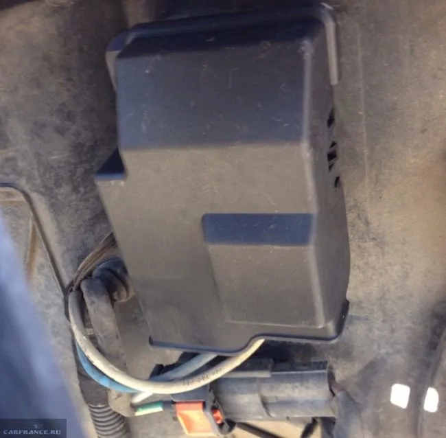 Демонтаж пылезащитного кожуха блока управления вентилятора охлаждения Пежо 308