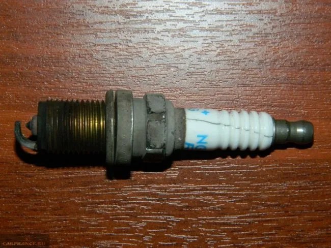 Свеча зажигания с трещиной корпуса ВАЗ-2112