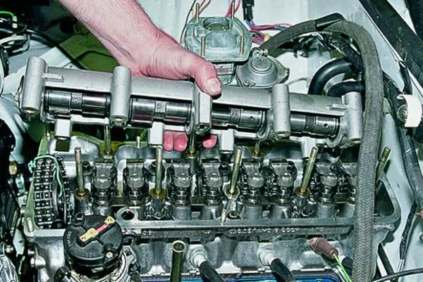 Распределительные валы клапанов на двигателе ВАЗ-2112