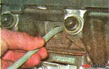 Вставляем оловянный пруток в свечное отверстие, так чтобы его конец оказался под тарелкой соответствующего клапана