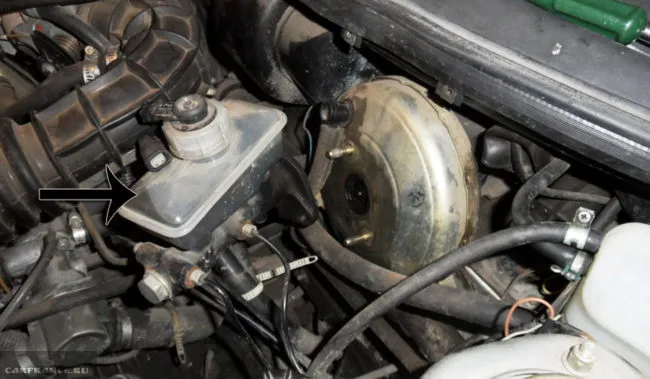 Демонтаж бачка главного тормозного цилиндра на ВАЗ-2112