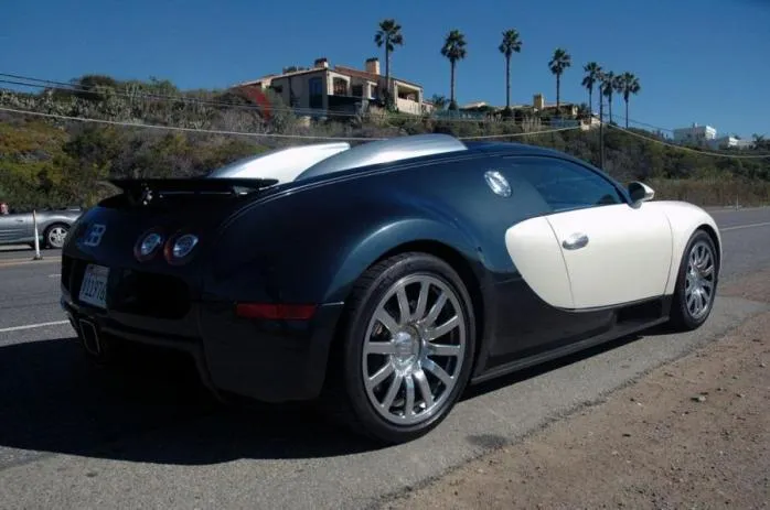 Интерьер купе Bugatti Veyron 16.4