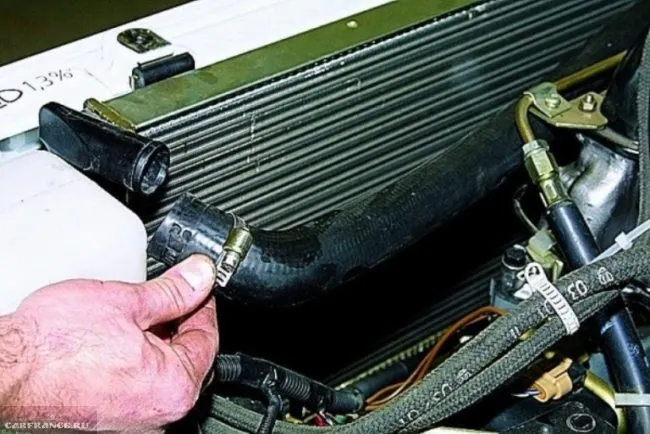 Снятие прижимной пластины радиатора с автомобиля ВАЗ-2114