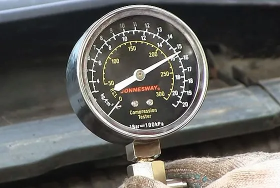 компрессометр для измерения давления в цилиндрах двигателя