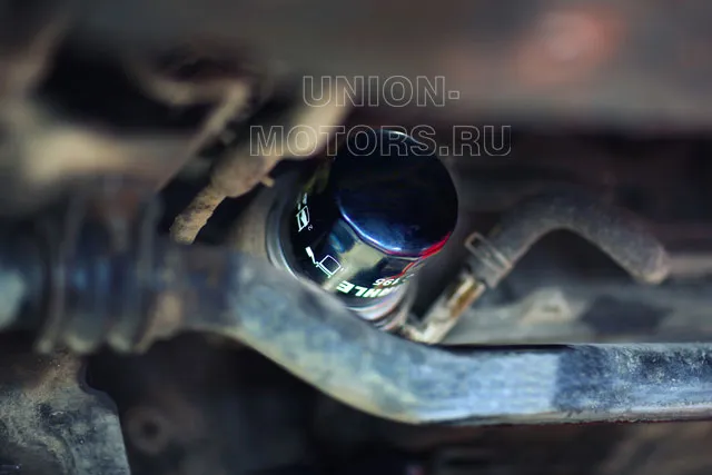 Замена моторного масла Nissan в техцентре Юнион Моторс: вкручиваем новый масляный фильтр