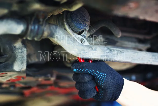 Замена моторного масла Nissan в техцентре Юнион Моторс: откручиваем старый масляный фильтр