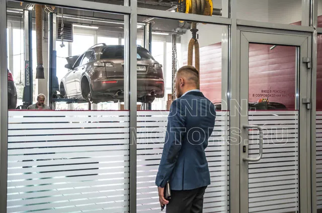 Замена моторного масла Nissan в техцентре Юнион Моторс: наблюдайте за заменой масла через панорамные окна клиентской зоны.