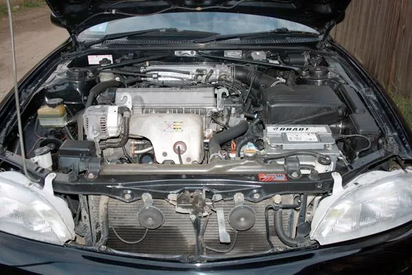Двигатель 4S-FE под капотом Toyota Corona