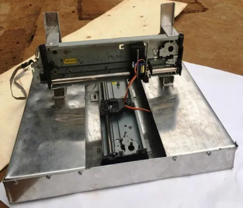 Вид основания плоттера с двумя установленными опорами от принтера