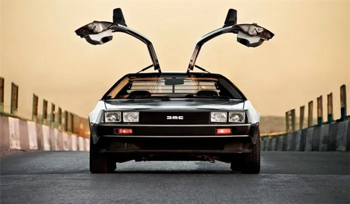 Машина времени DeLorean DMC-12