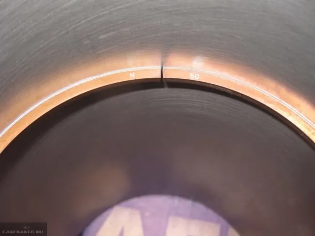 Проверка зазора поршневых колец в замках внутри цилиндров