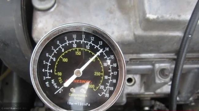 Процесс измерения компрессии в цилиндрах двигателя ВАЗ-2114 манометром