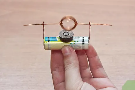Изображение с названием Make an Engine from a Battery, Wire and a Magnet Step 5