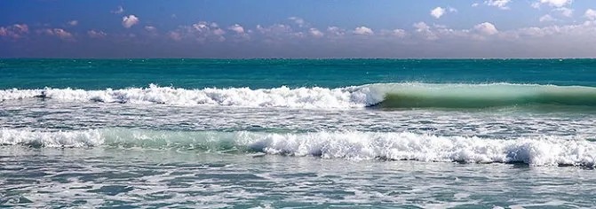 Период колебания волн у берегов Майами-Бич приблизительно равен 4 секундам.