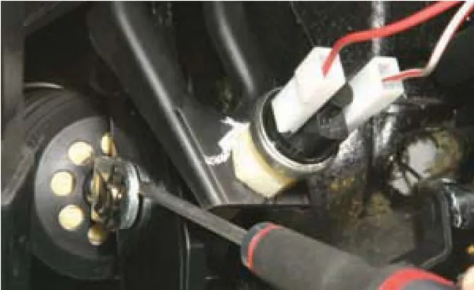 Стопорная скоба пальца крепления толкателя вакуумного усилителя к тормозной педали Лада Гранта (ВАЗ 2190)