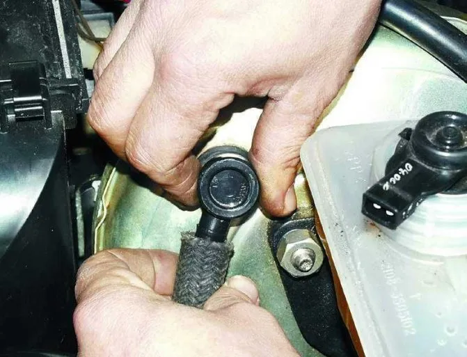 Снятие вакуумного шланга со штуцера обратного клапана усилителя Лада Гранта (ВАЗ 2190)