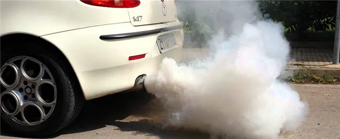 Почему воняет выхлоп у машины: причины и методы устранения неприятного запаха