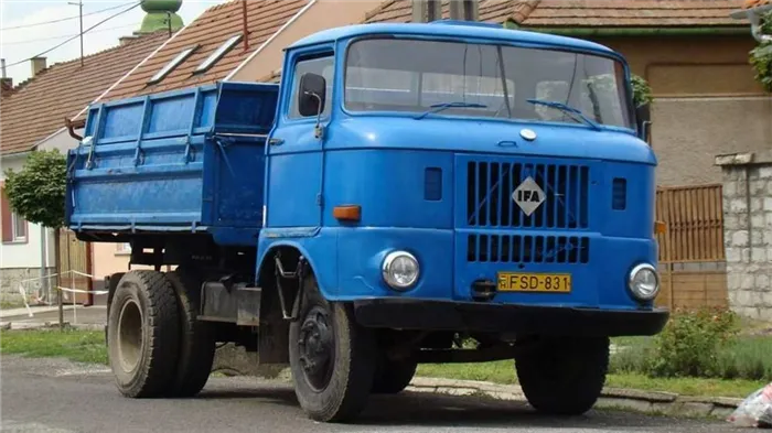 Синий грузовик ИФА В50
