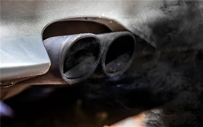Черный дым из выхлопной трубы бензинового двигателя: что значит, причины, как устранить проблему