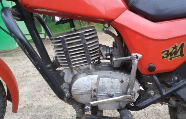 Одноцилиндровый двигатель на отечественном мотоцикле ЗИД Сова 200