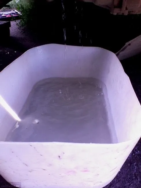 Дистиллированная вода в емкости, слитая из системы охлаждения ВАЗ-2110
